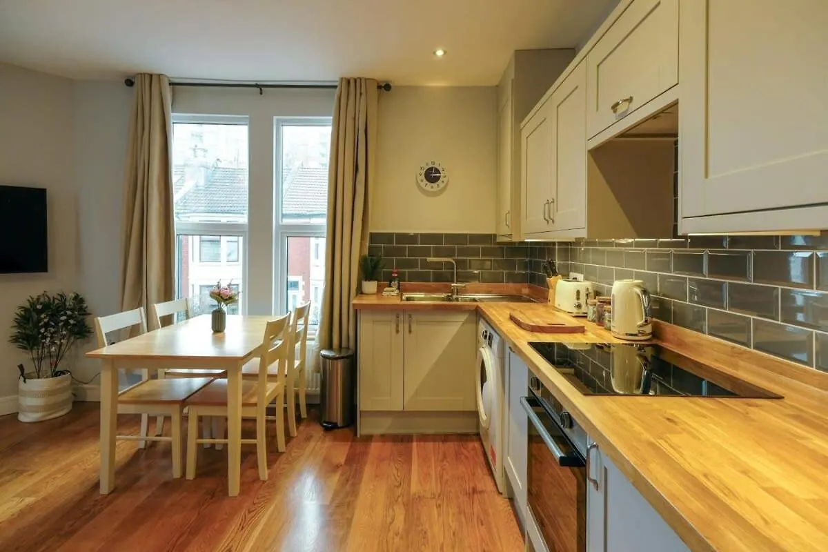 Raleigh 2 Bedroom Flat 브리스틀 0*,  영국